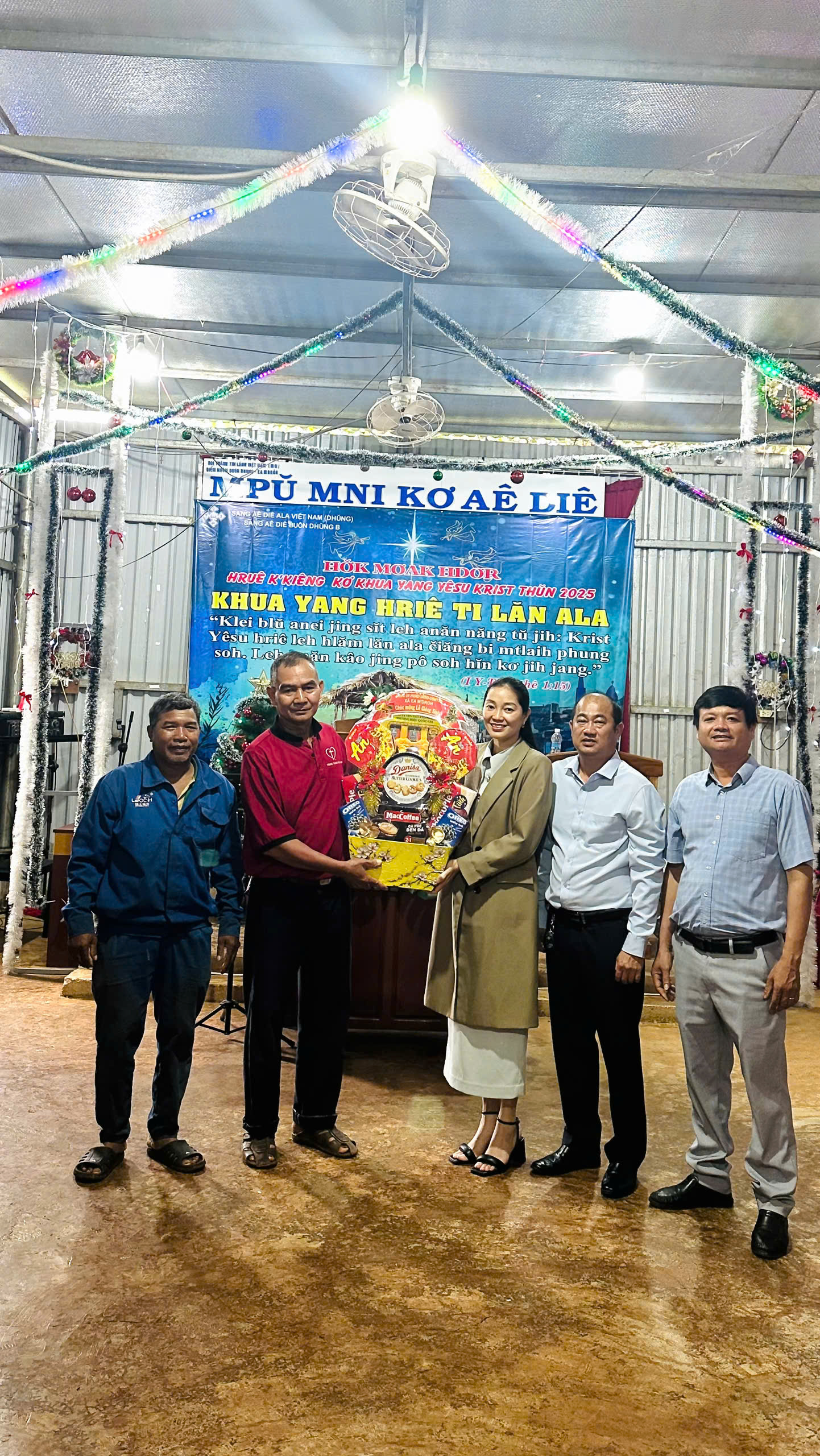 Lãnh đạo xã Ea M’Droh thăm, chúc mừng các cơ sở tôn giáo nhân dịp Lễ Giáng sinh năm 2025