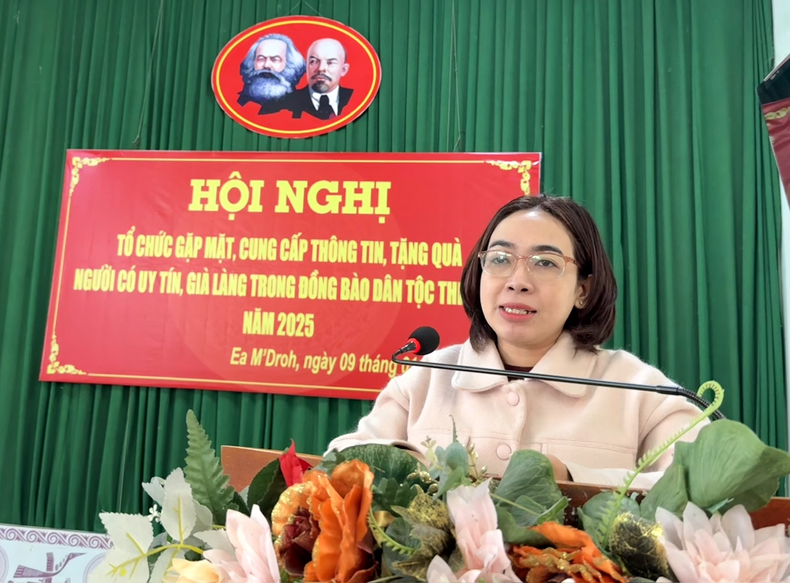 XÃ EA M’DROH GẶP MẶT, CUNG CẤP THÔNG TIN VÀ TẶNG QUÀ CHO GIÀ LÀNG, NGƯỜI CÓ UY TÍN TRONG ĐỒNG BÀO DÂN TỘC THIỂU SỐ