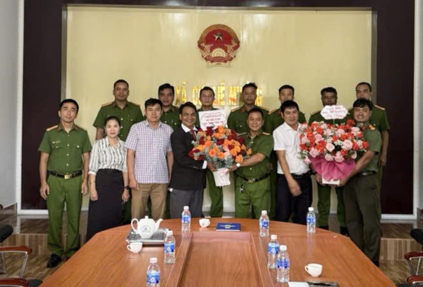 Thăm và tặng quà cho Công an xã Nhân dịp 80 năm ngày thành lập Công an Nhân dân Việt Nam