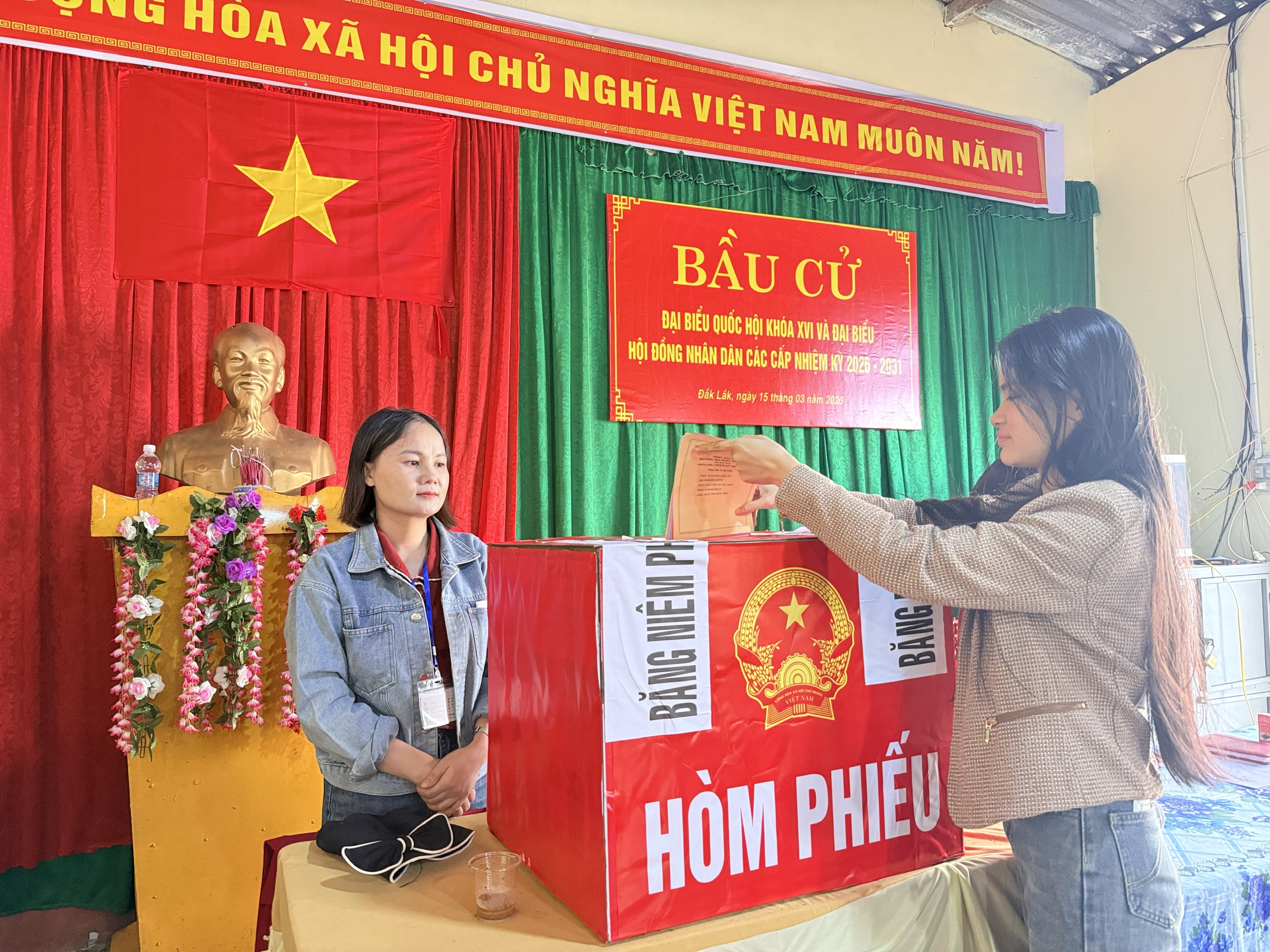 Cử tri Ea Tul nô nức đi bầu cử