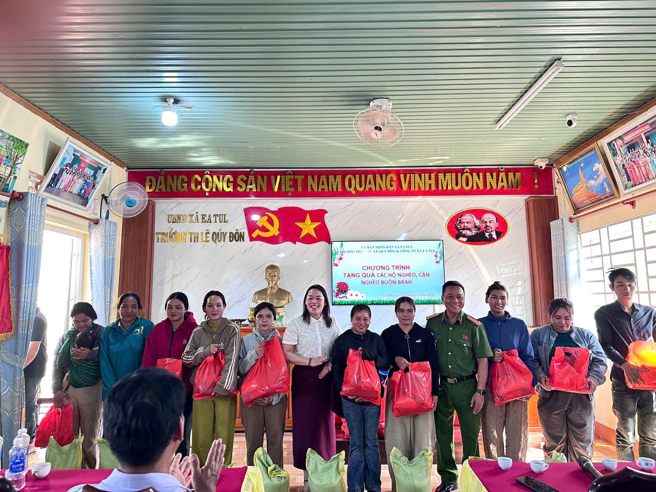 Trường Tiểu học Lê Quý Đôn và Công an xã tặng 41 suất quà cho các hộ nghèo, cận nghèo và hộ có hoàn cảnh khó khăn tại buôn Brăh