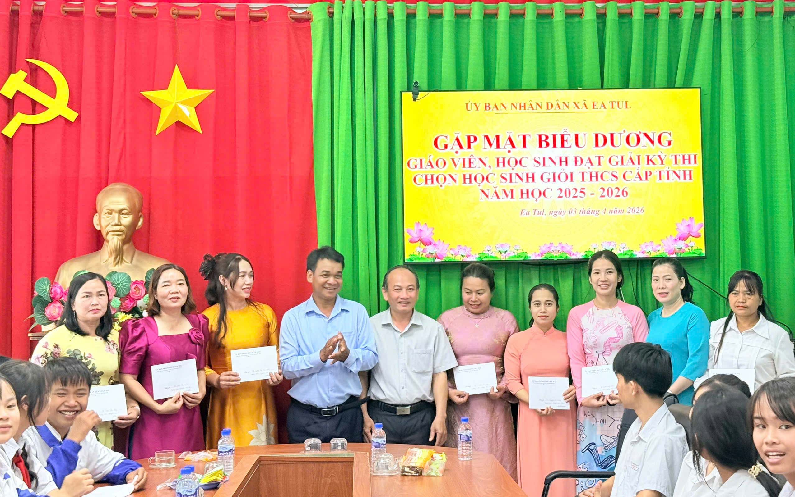 Xã Ea Tul gặp mặt, biểu dương giáo viên và học sinh đạt giải học sinh giỏi cấp tỉnh