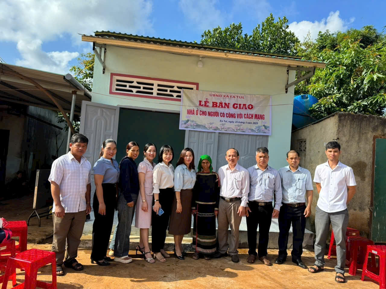 Lễ bàn giao nhà cho gia đình chính sách trên địa bàn xã Ea Tul