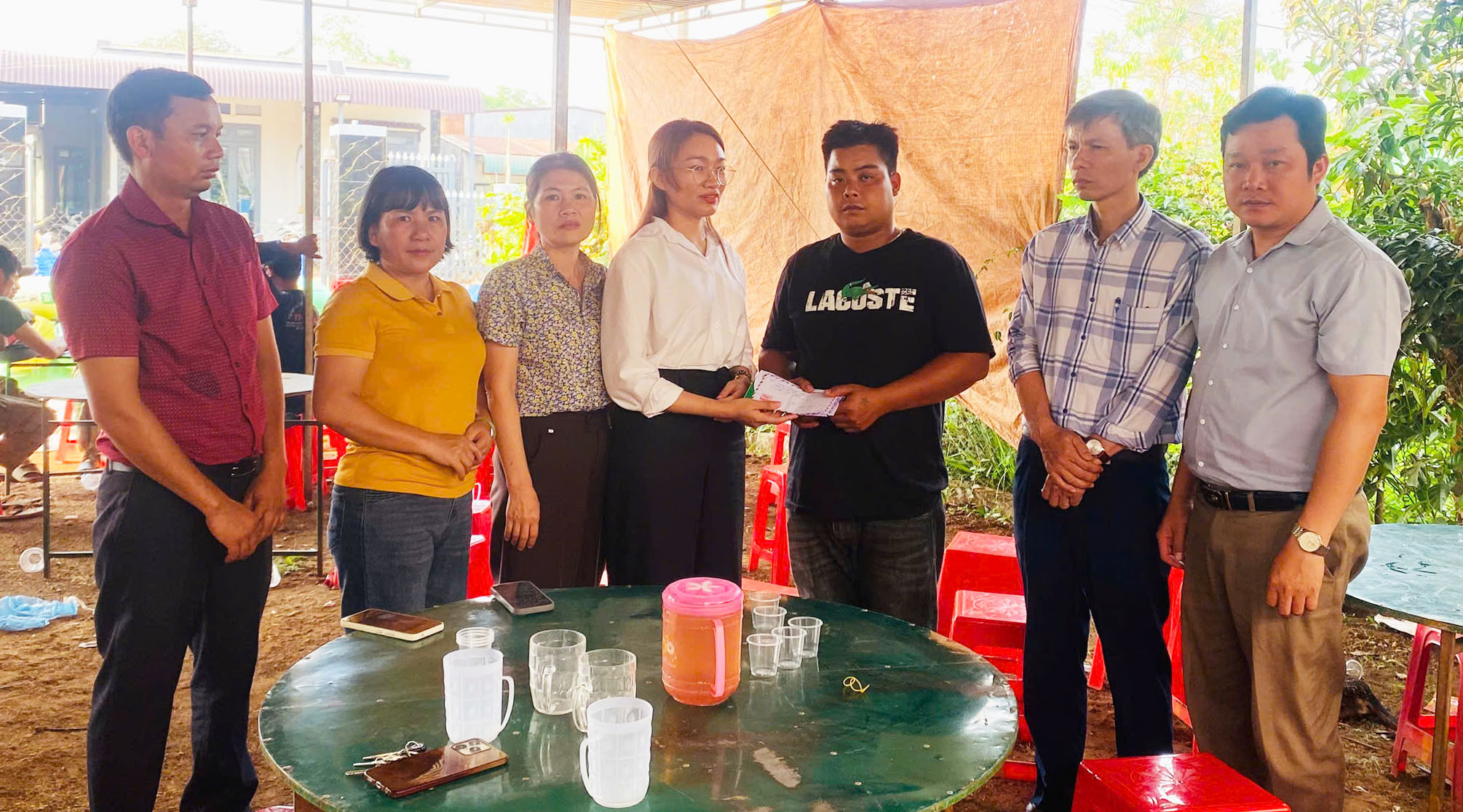 Các đơn vị kết nghĩa với buôn Pôk A, thăm hỏi, động viên gia đình có trẻ bị đuối nước