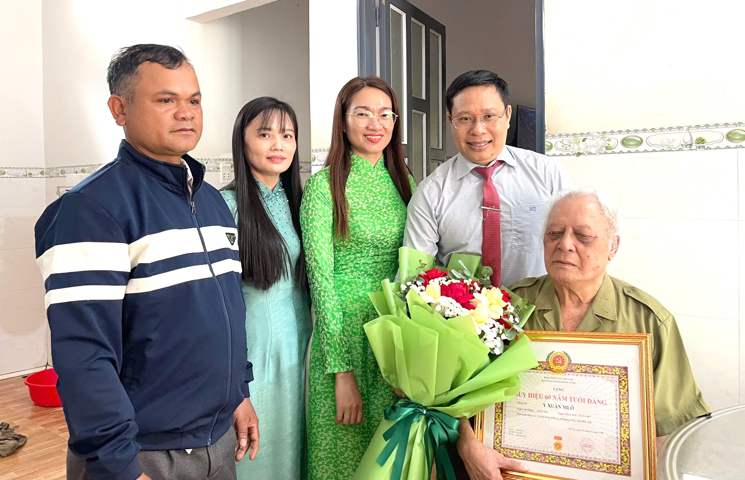Bí thư Đảng ủy xã Quảng Phú Vũ Hồng Nhật trao Huy hiệu Đảng tại nhà cho đảng viên cao tuổi