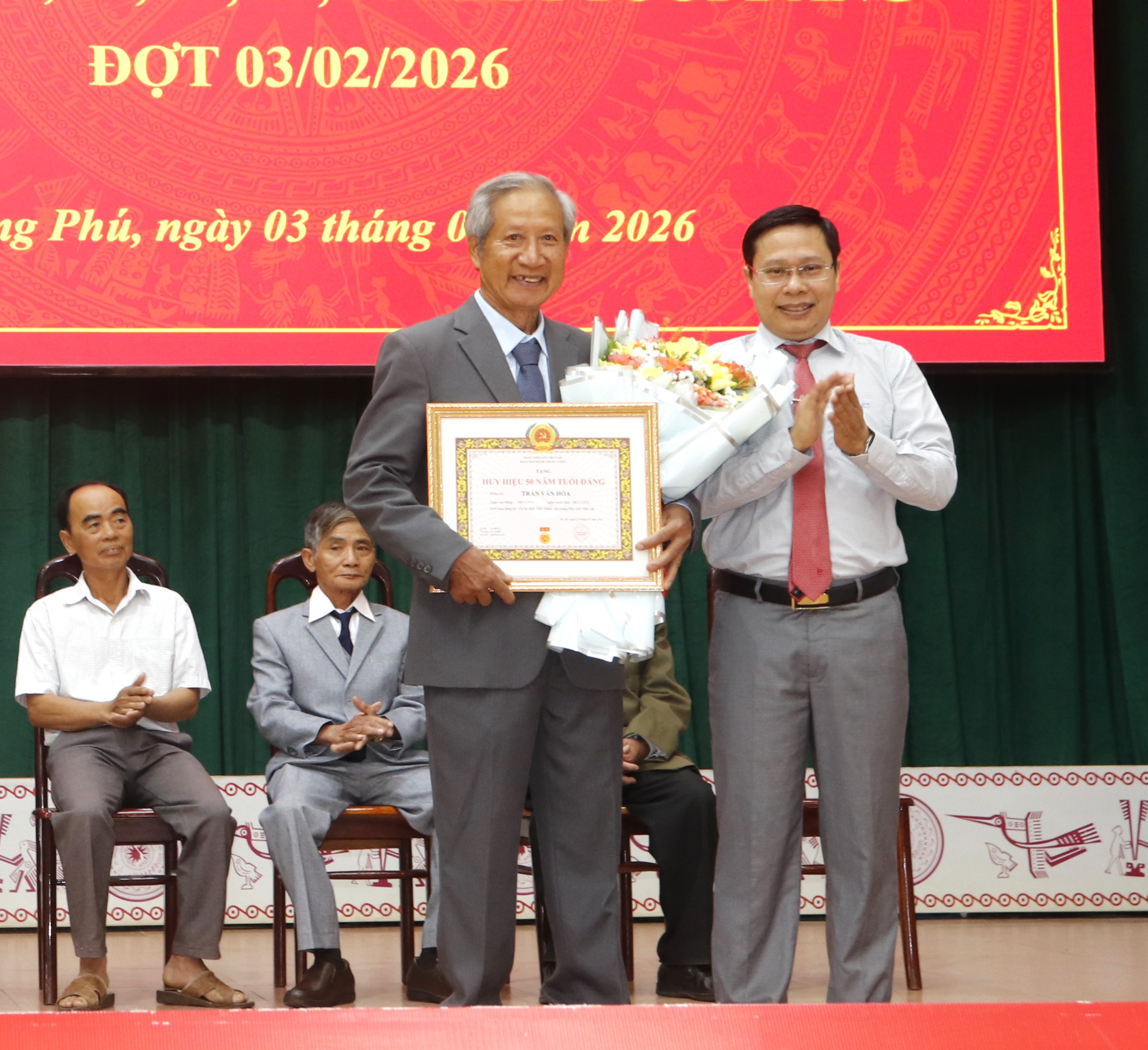 Đảng ủy xã Quảng Phú tổ chức kỷ niệm 96 năm Ngày thành lập Đảng Cộng sản Việt Nam (3/2/1930 - 3/2/2026), và trao tặng Huy hiệu Đảng đợt 3/2/2026 cho 12 đảng viên