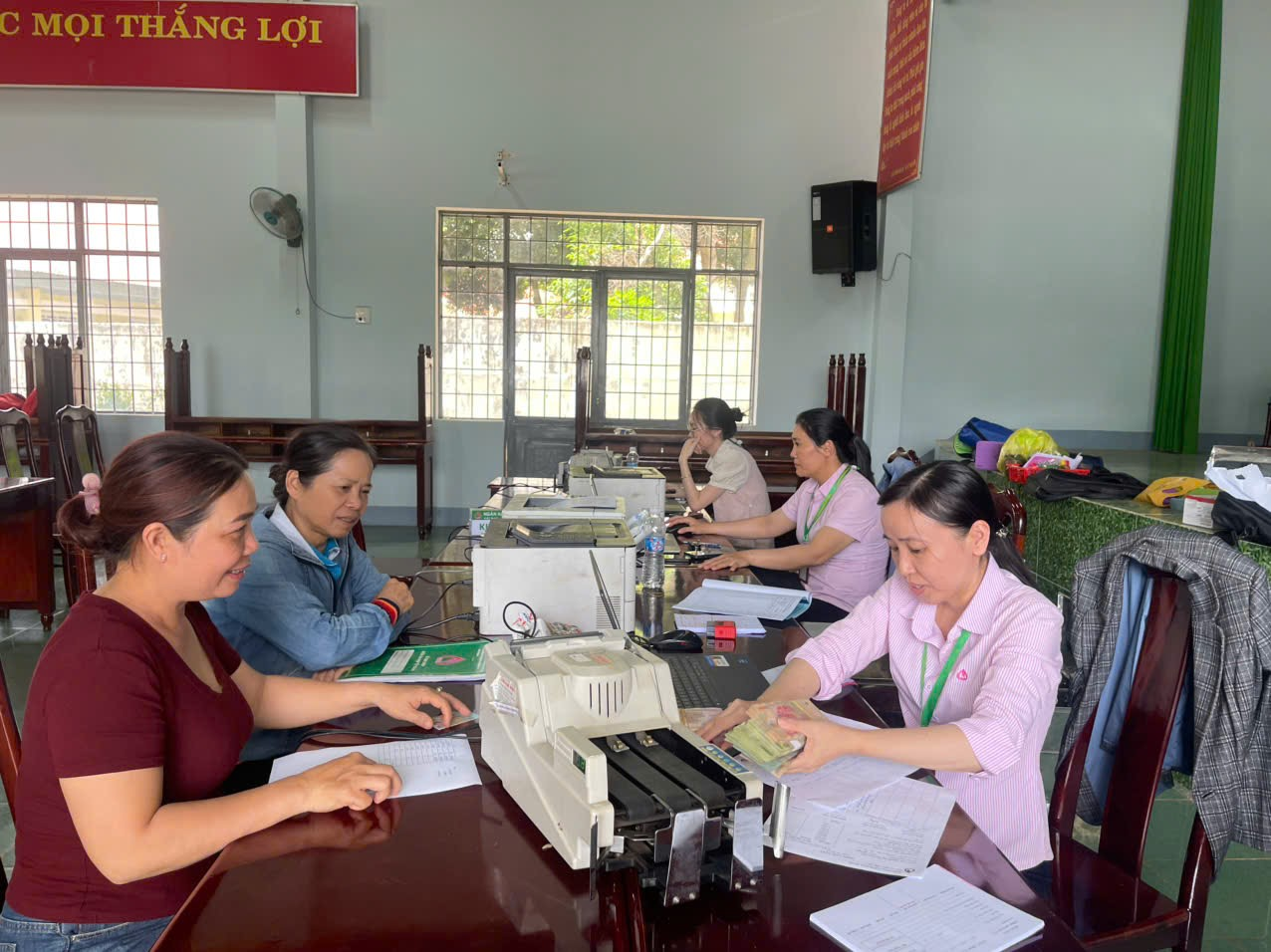 Phòng giao dịch NHCSXH Cư Mgar tiếp tục đồng hành cùng sinh viên khối STEM vững bước trên con đường học tập
