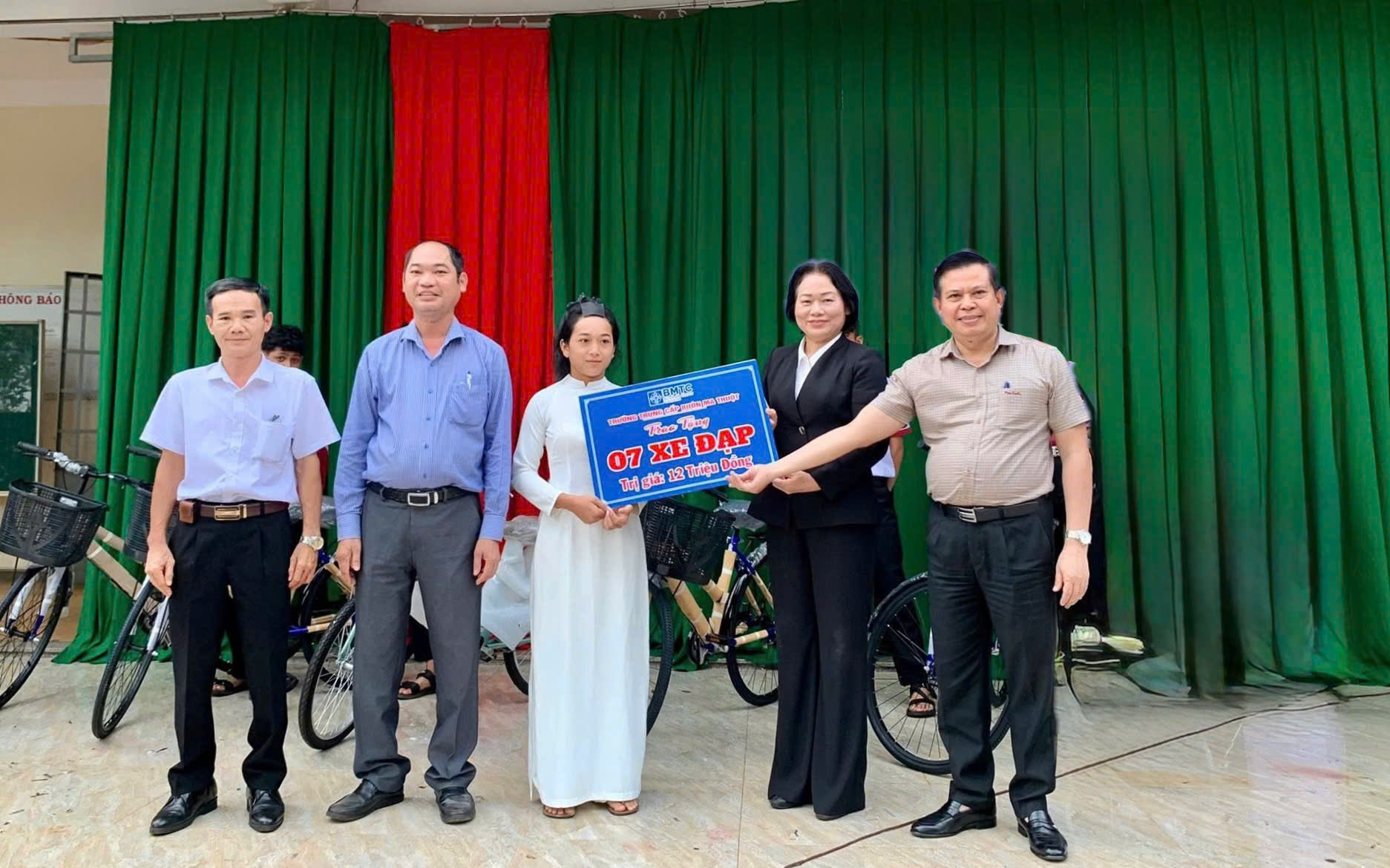 Trao tặng 07 xe đạp cho các em học sinh tại Trung tâm Giáo dục Nghề nghiệp – Giáo dục Thường xuyên Čư M'gar