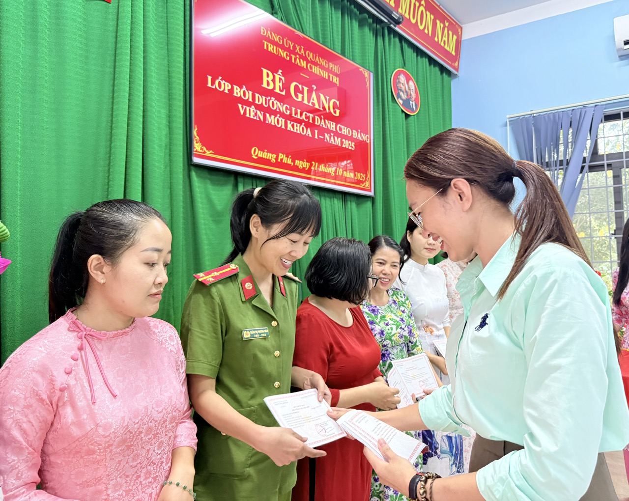 Bế giảng lớp bồi dưỡng lý luận chính trị cho đảng viên mới khóa I năm 2025