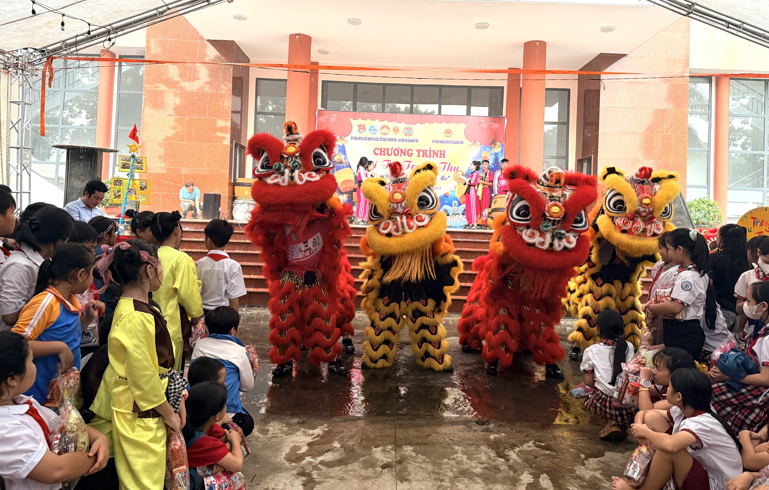 Vui nhộn với tiết mục múa lân